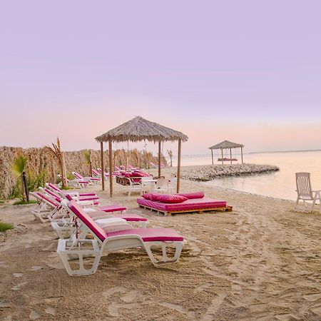 라구나 비치 럭셔리 리조트 앤 스파 마나마 외부 사진 Beach at the resort