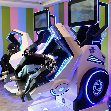 라구나 비치 럭셔리 리조트 앤 스파 마나마 외부 사진 A racing simulator