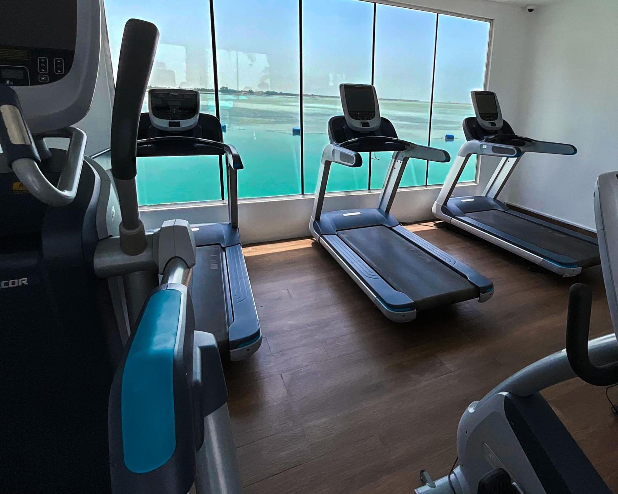 라구나 비치 럭셔리 리조트 앤 스파 마나마 외부 사진 The gym at the hotel