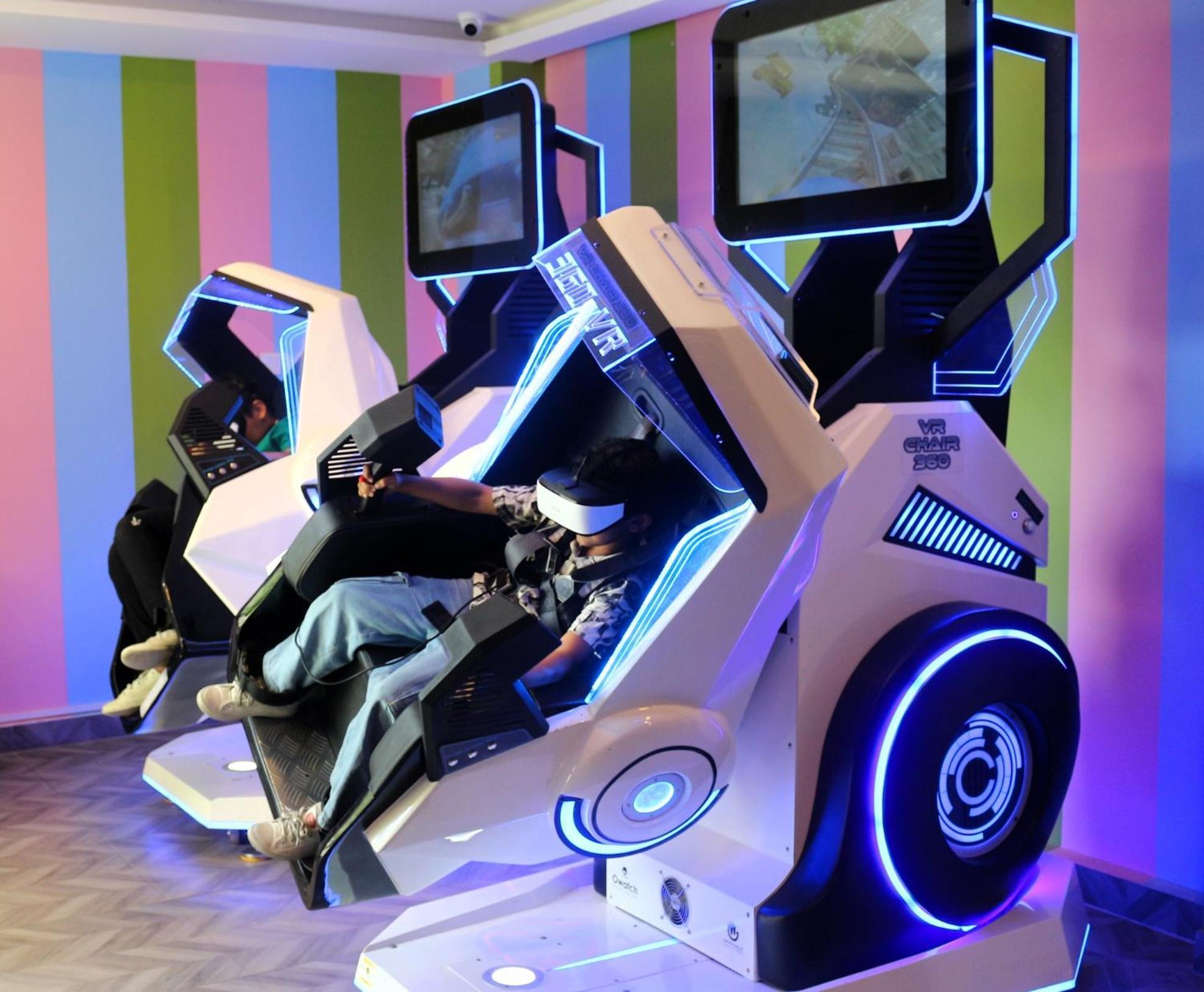 라구나 비치 럭셔리 리조트 앤 스파 마나마 외부 사진 A racing simulator