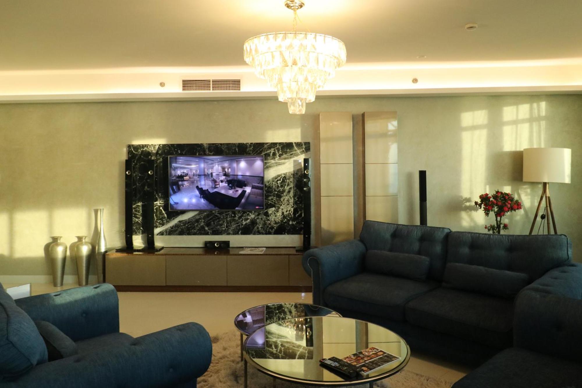 라구나 비치 럭셔리 리조트 앤 스파 마나마 외부 사진 A living room with a television