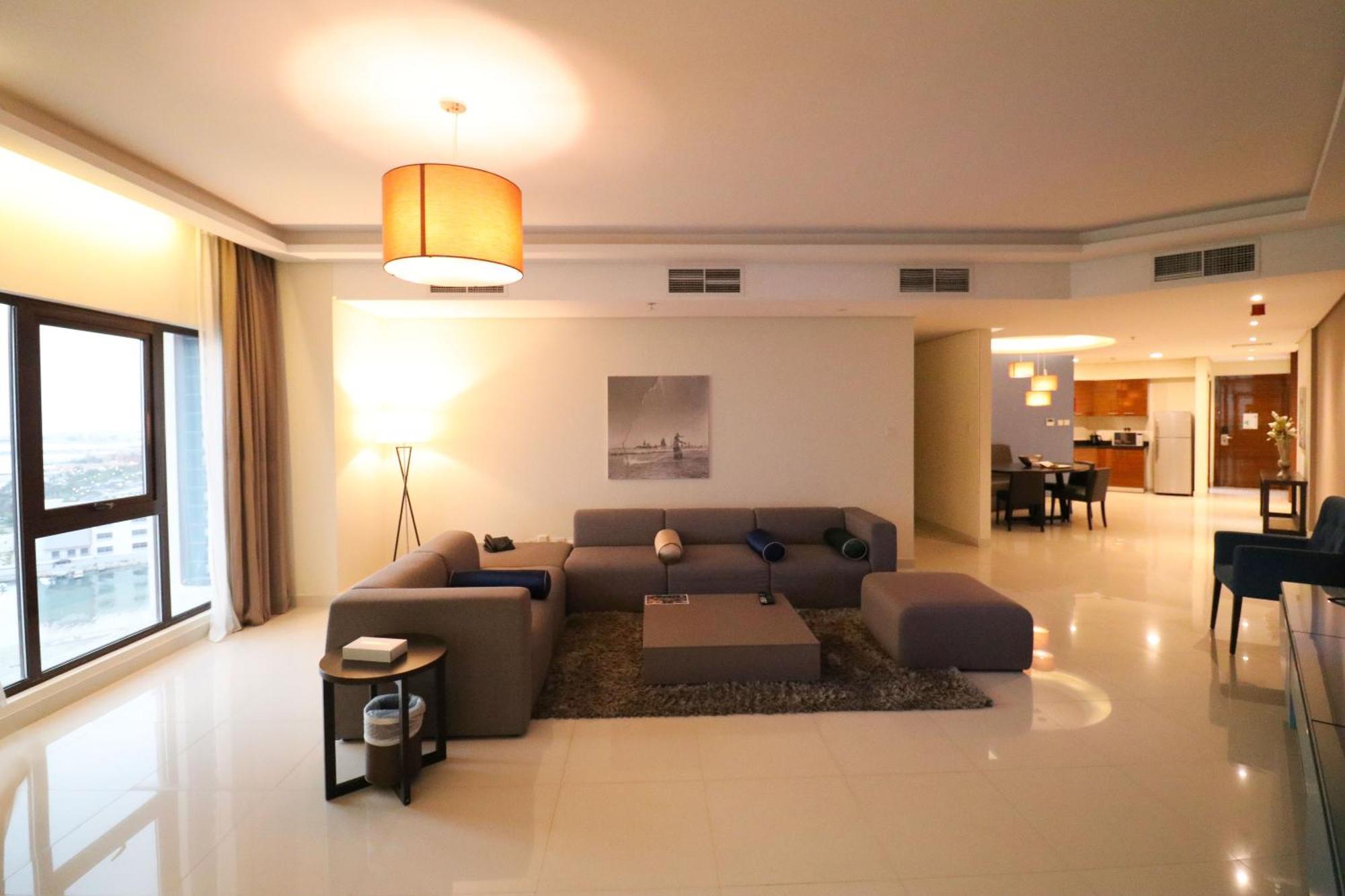 라구나 비치 럭셔리 리조트 앤 스파 마나마 외부 사진 A living room in a typical apartment